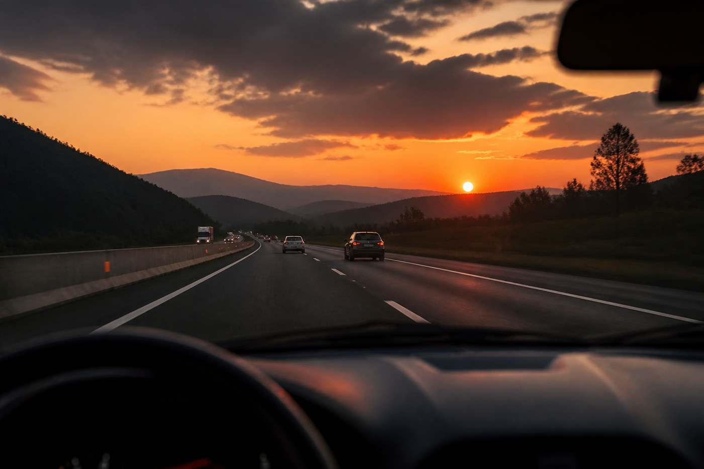 Estrada e painel de veículo em Mato Grosso do Sul